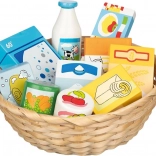 Drewniany koszyk na zakupy z produktami spożywczymi dla dzieci