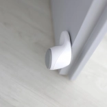 Biała dziecięca ochrona przed przycięciem drzwi