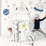 Duża kartonowa rakieta kosmiczna