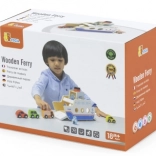 Drewny prom z autkami i załogą